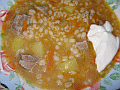 Russische Suppe Rassolnik mit Schmand essen